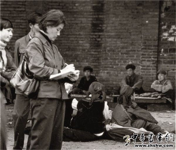 1982年10月,周思聪于凉山昭觉街头画速写,邓华清摄