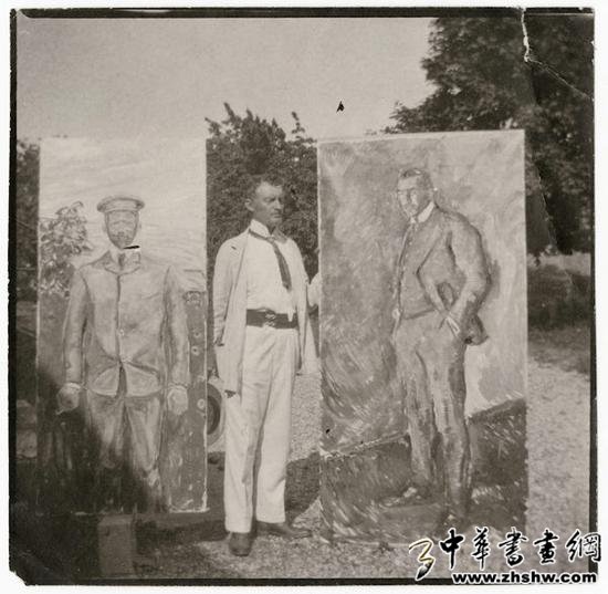 爱德华·蒙克与两幅作品在室外,摄于1909年。